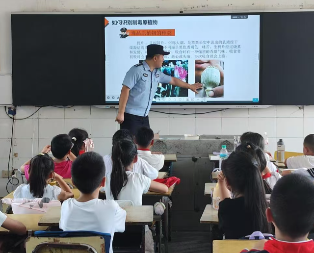 聚集村庄学生出行安全无证营运车辆超员面包车便趁机揽客